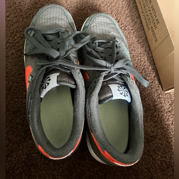 NIKE DUNK LOW SE (GS) , SIZE 6Y , SEQUOIA/ORANGE-MEDIUM OLIVE , gently worn - Picture 6 of 9